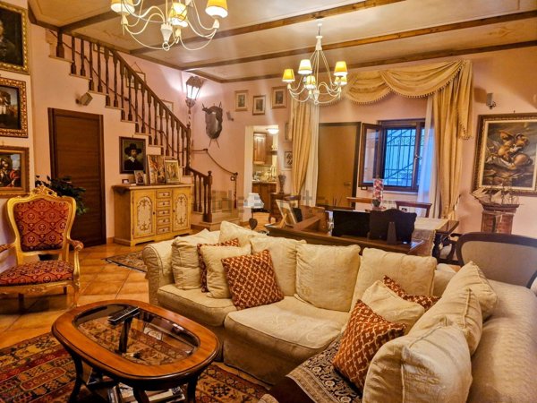 esavano in vendita a Guidonia Montecelio in zona Marco Simone