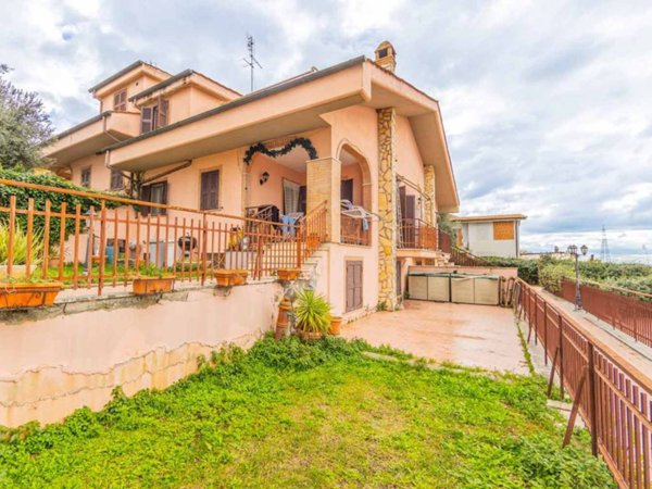 casa indipendente in vendita a Guidonia Montecelio in zona Setteville