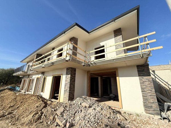 casa indipendente in vendita a Guidonia Montecelio in zona Setteville