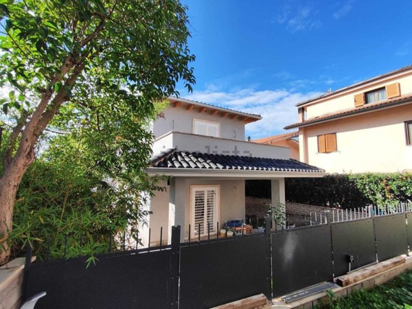 casa indipendente in vendita a Guidonia Montecelio in zona Guidonia