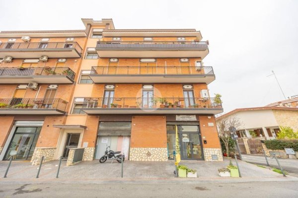 negozio in vendita a Guidonia Montecelio in zona Montecelio