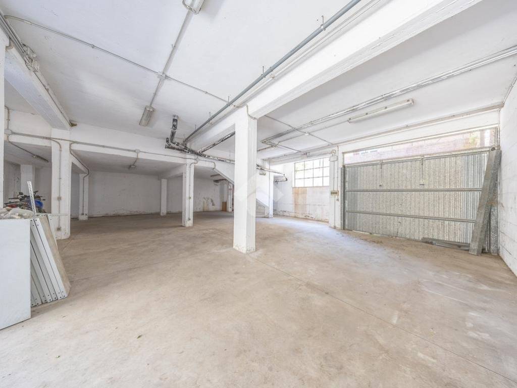 locale di sgombero in vendita a Guidonia Montecelio in zona Guidonia