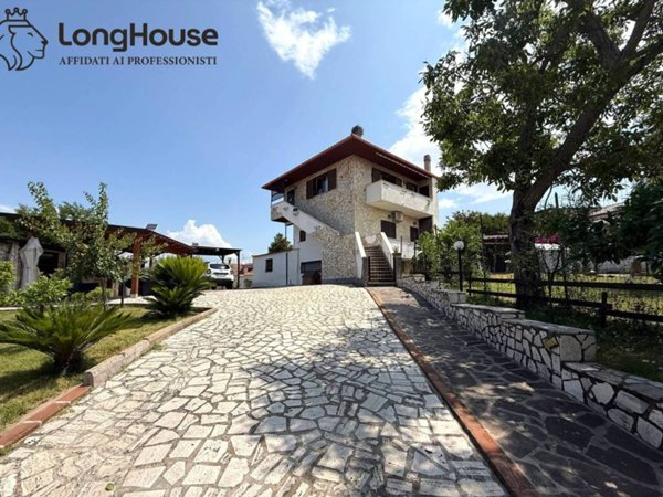 casa indipendente in vendita a Guidonia Montecelio in zona Marco Simone