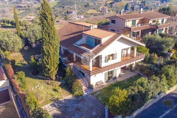 casa indipendente in vendita a Guidonia Montecelio in zona Colleverde