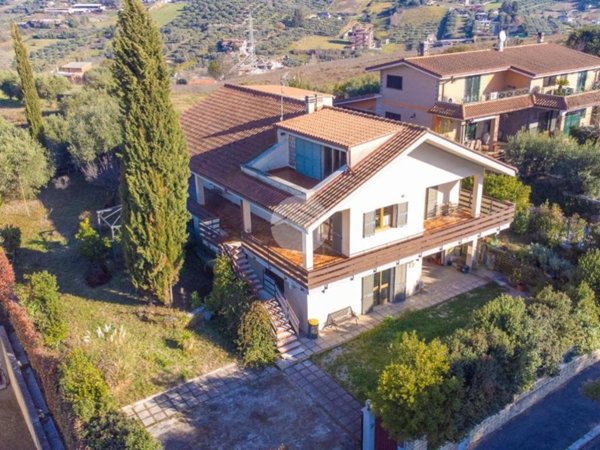casa indipendente in vendita a Guidonia Montecelio in zona Colleverde