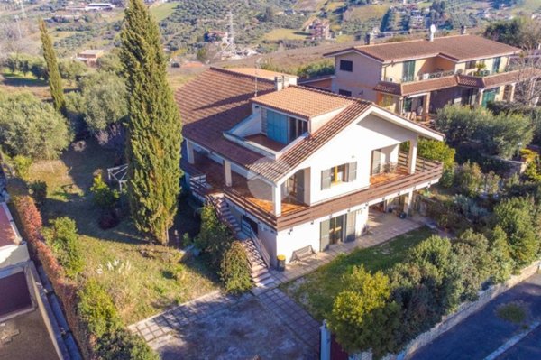 casa indipendente in vendita a Guidonia Montecelio in zona Colleverde