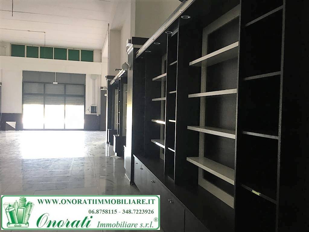 locale commerciale in vendita a Guidonia Montecelio in zona Setteville