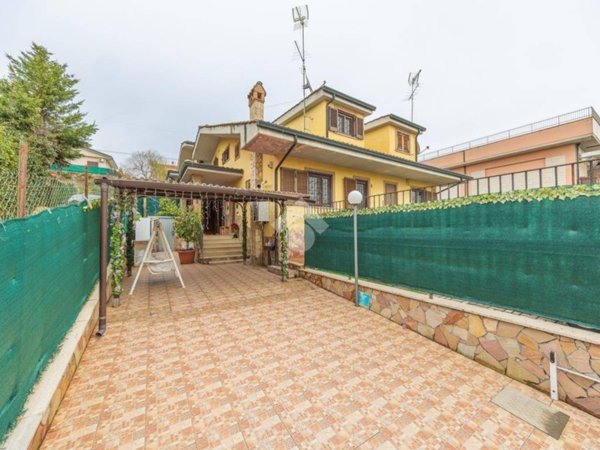 casa indipendente in vendita a Guidonia Montecelio in zona Setteville