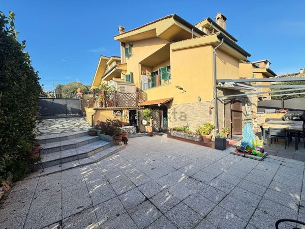 casa indipendente in vendita a Guidonia Montecelio in zona Setteville