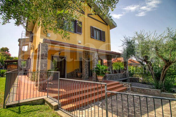 casa indipendente in vendita a Guidonia Montecelio in zona Guidonia