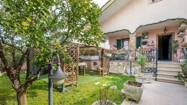 casa indipendente in vendita a Guidonia Montecelio in zona Marco Simone