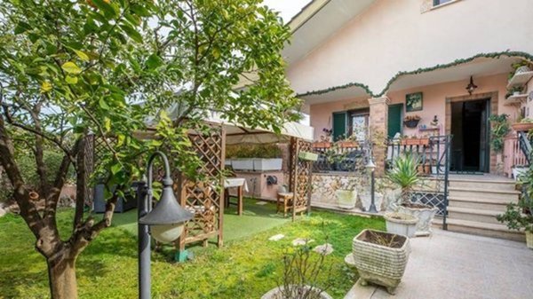 casa indipendente in vendita a Guidonia Montecelio in zona Marco Simone