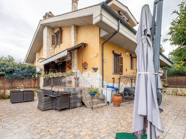 casa indipendente in vendita a Guidonia Montecelio in zona Setteville