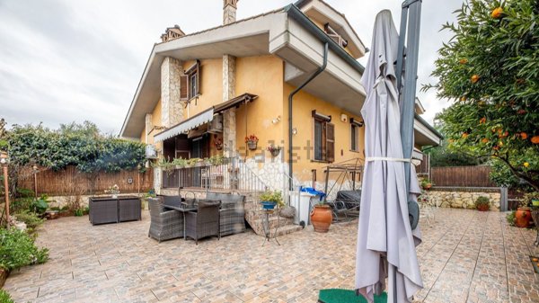 pentavano in vendita a Guidonia Montecelio in zona Marco Simone