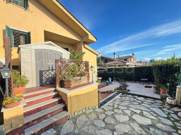 casa indipendente in vendita a Guidonia Montecelio in zona Setteville