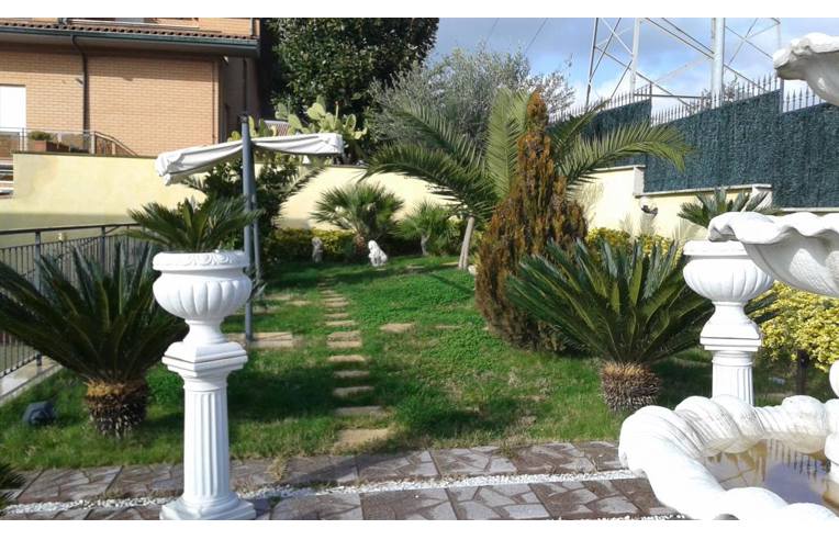 casa indipendente in vendita a Guidonia Montecelio in zona Setteville