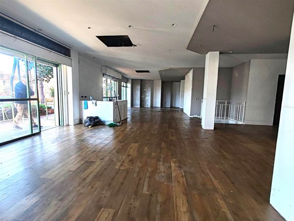 negozio in vendita a Guidonia Montecelio in zona Villanova