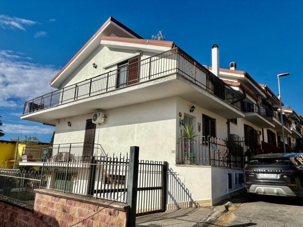 casa indipendente in vendita a Guidonia Montecelio in zona Guidonia