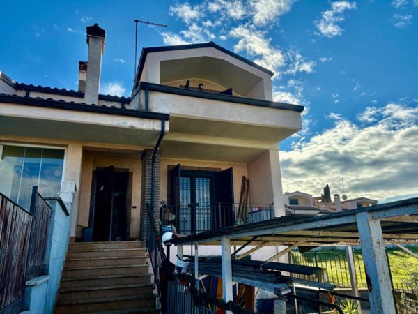 casa indipendente in vendita a Guidonia Montecelio in zona Setteville