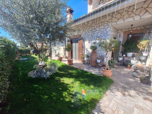 casa indipendente in vendita a Guidonia Montecelio in zona Setteville