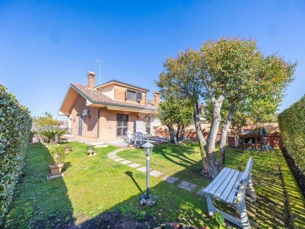 casa indipendente in vendita a Guidonia Montecelio in zona Setteville