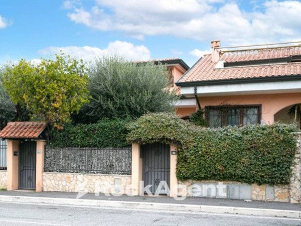 casa indipendente in vendita a Guidonia Montecelio in zona Setteville