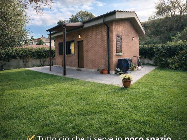 casa indipendente in vendita a Guidonia Montecelio in zona Guidonia