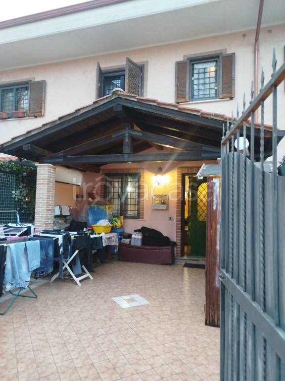 casa indipendente in vendita a Guidonia Montecelio in zona Setteville