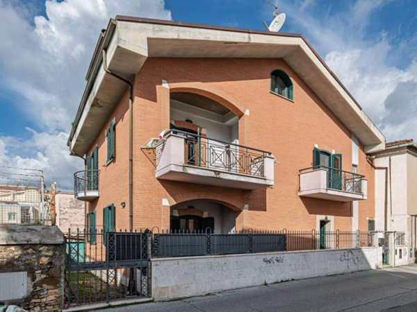 casa indipendente in vendita a Guidonia Montecelio in zona Villalba