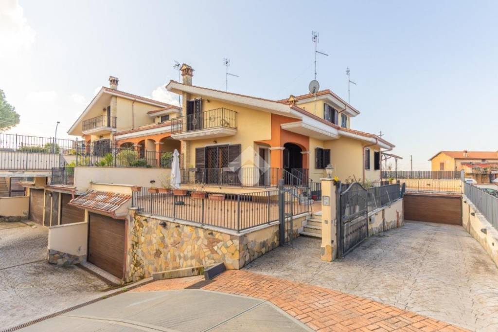 casa indipendente in vendita a Guidonia Montecelio in zona Setteville