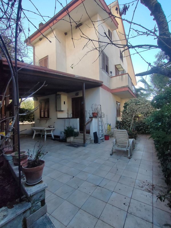 casa indipendente in vendita a Guidonia Montecelio in zona Guidonia