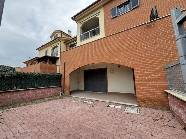 casa indipendente in vendita a Guidonia Montecelio in zona Guidonia