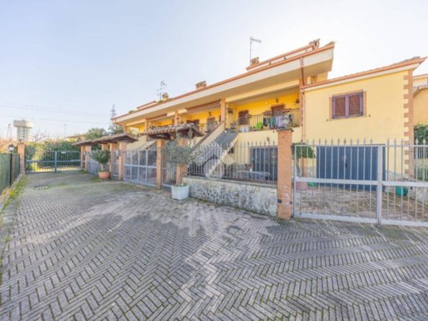 casa indipendente in vendita a Guidonia Montecelio in zona Setteville