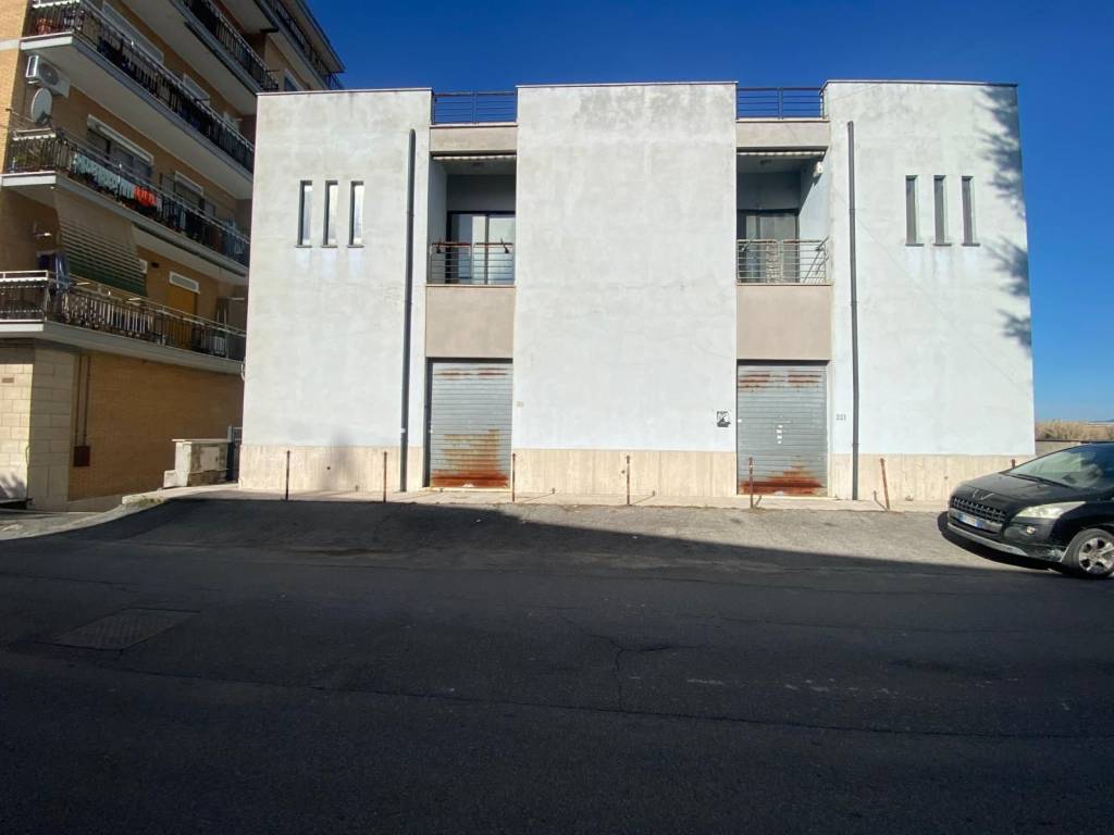 negozio in vendita a Guidonia Montecelio in zona Villalba