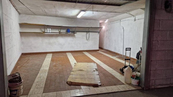 locale di sgombero in vendita a Guidonia Montecelio in zona Villanova