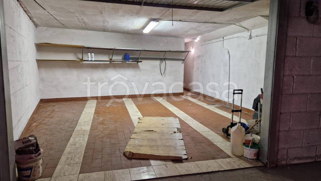 locale di sgombero in vendita a Guidonia Montecelio in zona Villanova