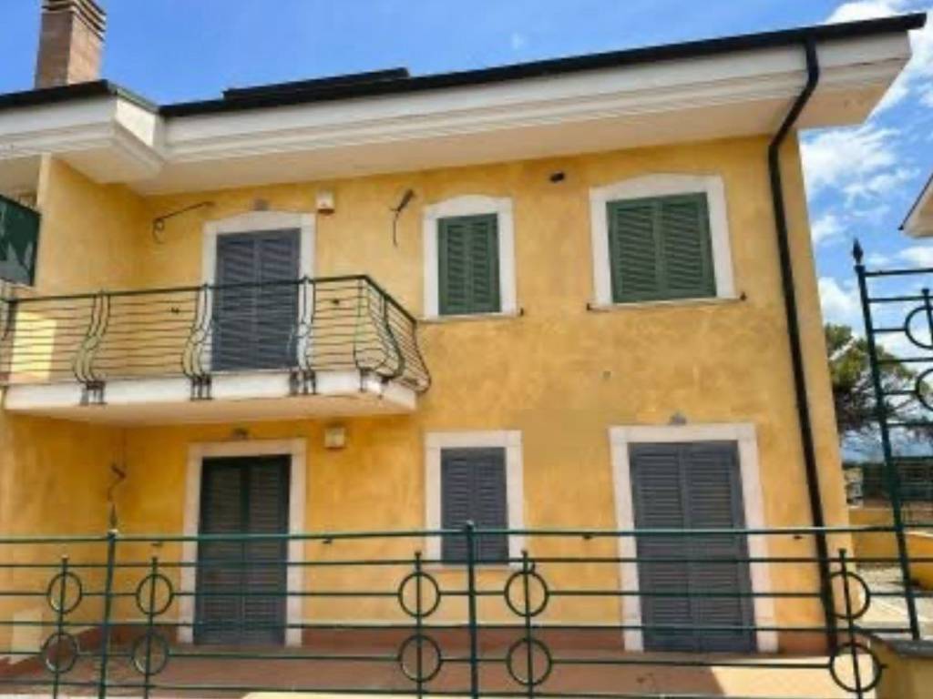 locale commerciale in vendita a Guidonia Montecelio in zona Pichini