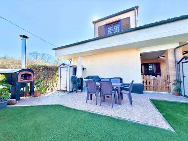 casa indipendente in vendita a Guidonia Montecelio in zona Setteville