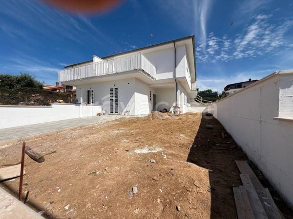 casa indipendente in vendita a Guidonia Montecelio in zona Montecelio