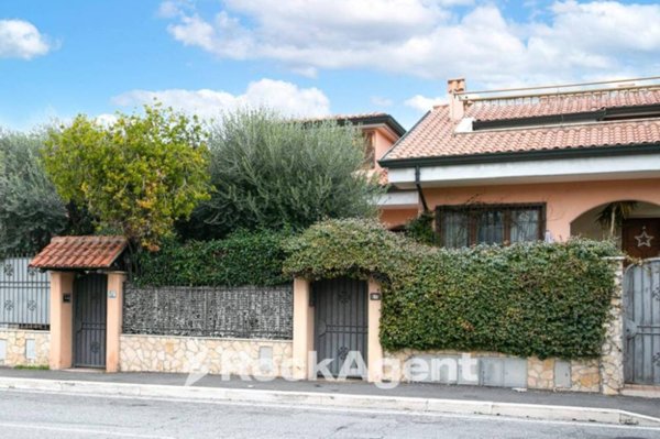 casa indipendente in vendita a Guidonia Montecelio in zona Setteville