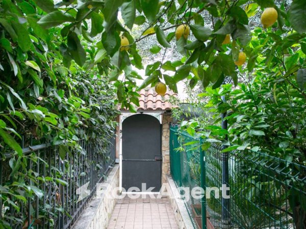 casa indipendente in vendita a Guidonia Montecelio in zona Setteville