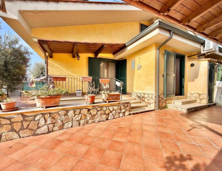 casa indipendente in vendita a Guidonia Montecelio in zona Setteville