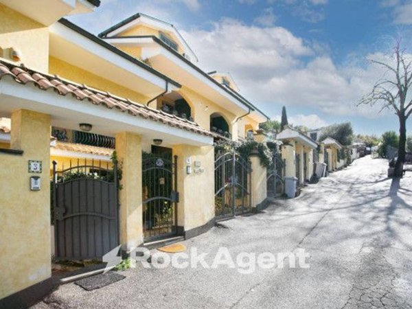 casa indipendente in vendita a Guidonia Montecelio in zona Marco Simone