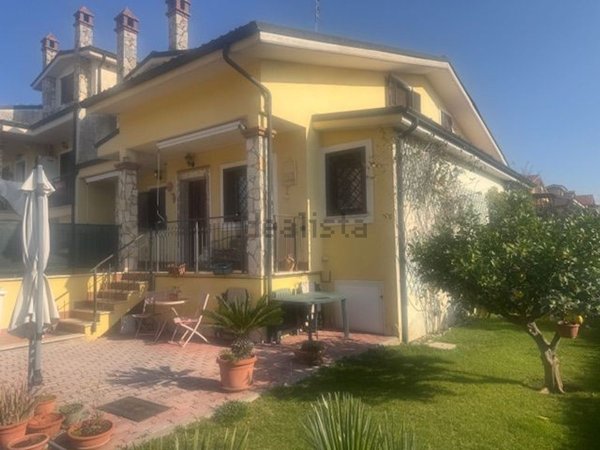 casa indipendente in vendita a Guidonia Montecelio in zona Setteville