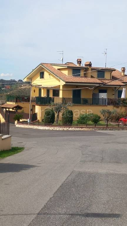 casa indipendente in vendita a Guidonia Montecelio in zona Pichini