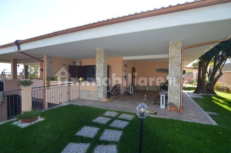 casa indipendente in vendita a Guidonia Montecelio in zona Colleverde