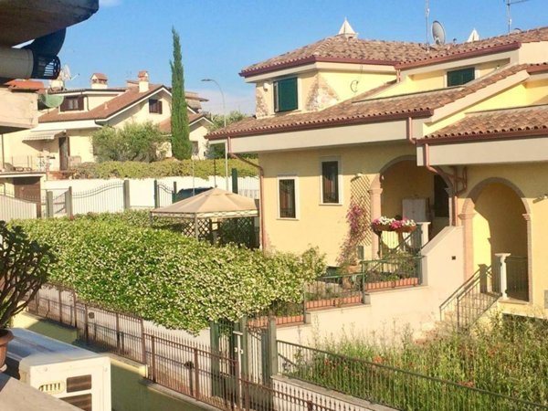 casa indipendente in vendita a Guidonia Montecelio in zona Setteville