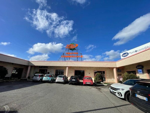 negozio in vendita a Guidonia Montecelio in zona Guidonia