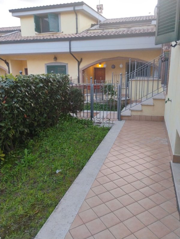 pentavano in vendita a Guidonia Montecelio in zona Marco Simone