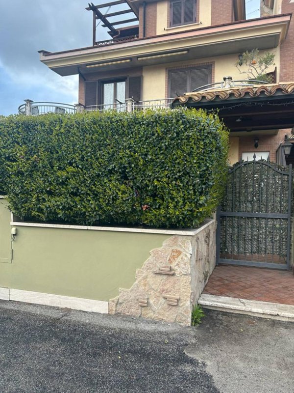 casa indipendente in vendita a Guidonia Montecelio in zona Villanova
